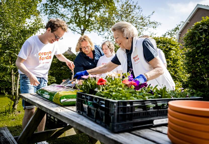 Prinses Beatrix met anderen.