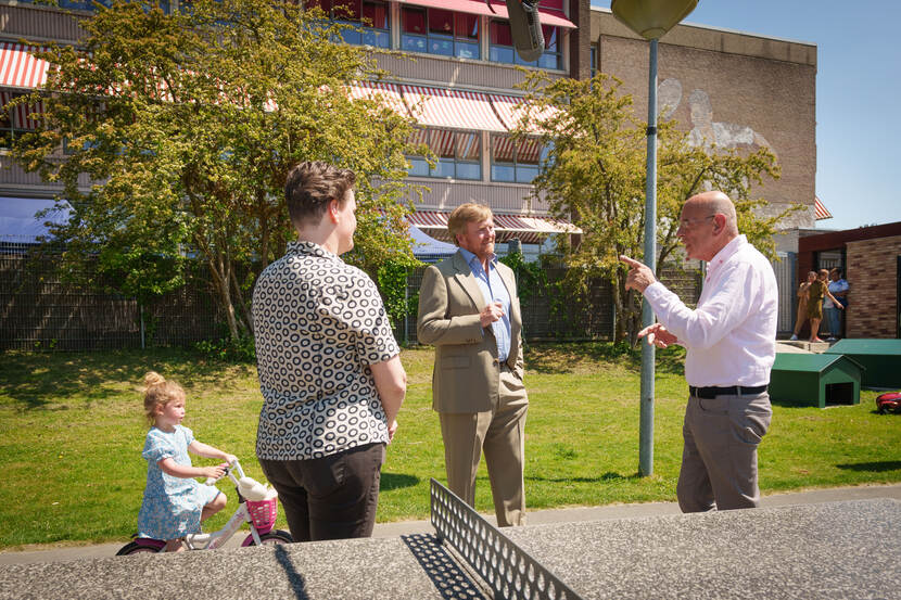 Koning bezoekt buurtinitiatieven in stadsdeel Haagse Hout