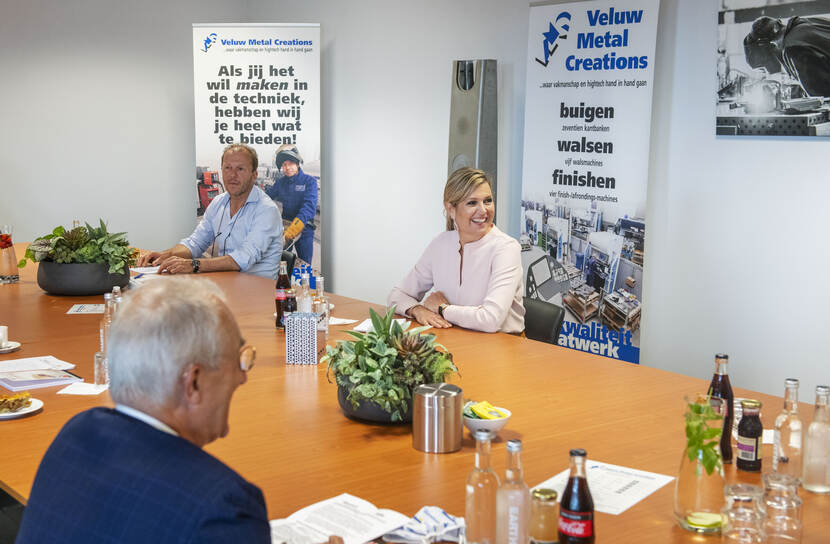 Koningin aan tafel in gesprek