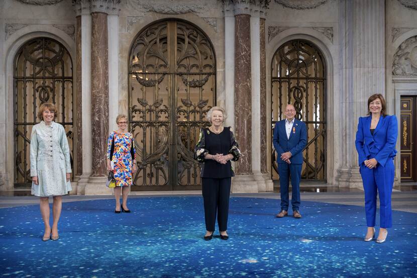 Beatrix op groepsfoto met laureaten 2020 Zilveren Anjer.