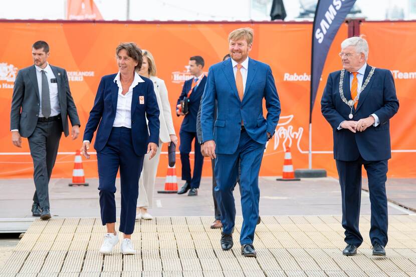 Koning Willem-Alexander lopend in gezelschap
