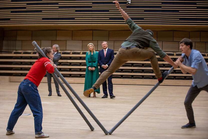 Koninklijk Paar bekijkt dans-act.