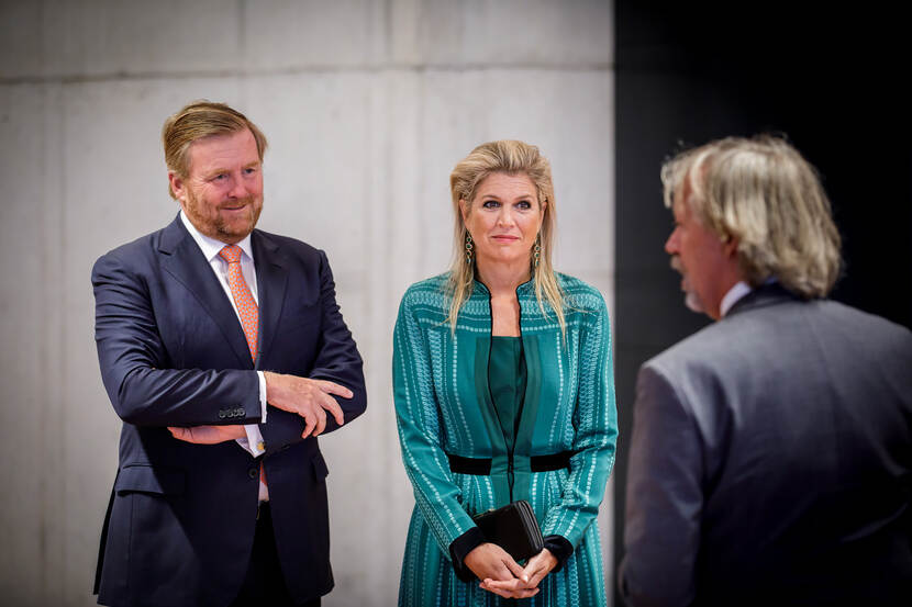 Het Koninklijk Paar en gastheer Jan Zoet, directeur Amare.