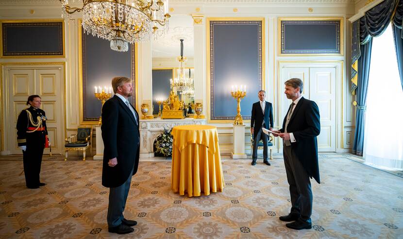 Koning ontvangt geloofsbrieven ambassadeur Denemarken
