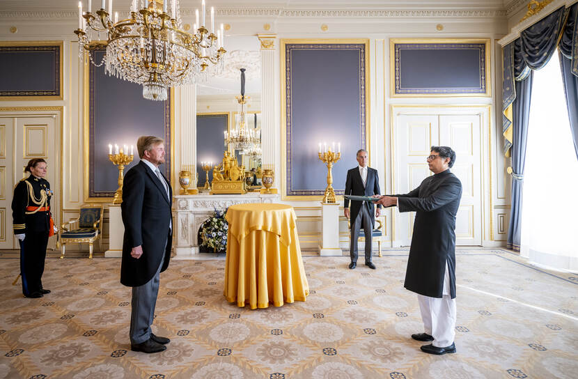 Koning ontvangt geloofsbrieven ambassadeur Pakistan