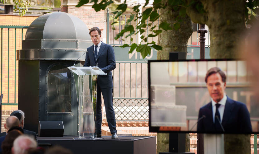 Minister-president Rutte houdt een toespraak bij het Namenmonument