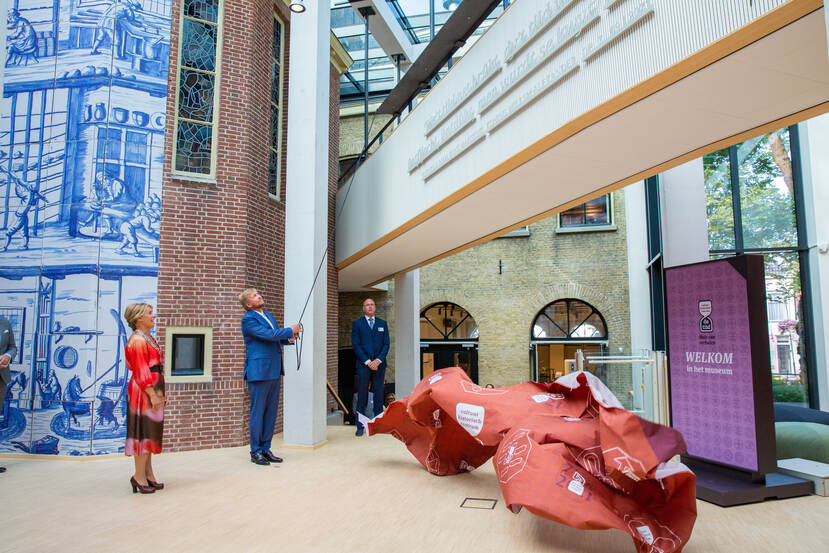 Koning Willem-Alexander onthult een tekst bij de openingshandeling in Cultuur Historisch Centrum De Tiid te Bolsward.