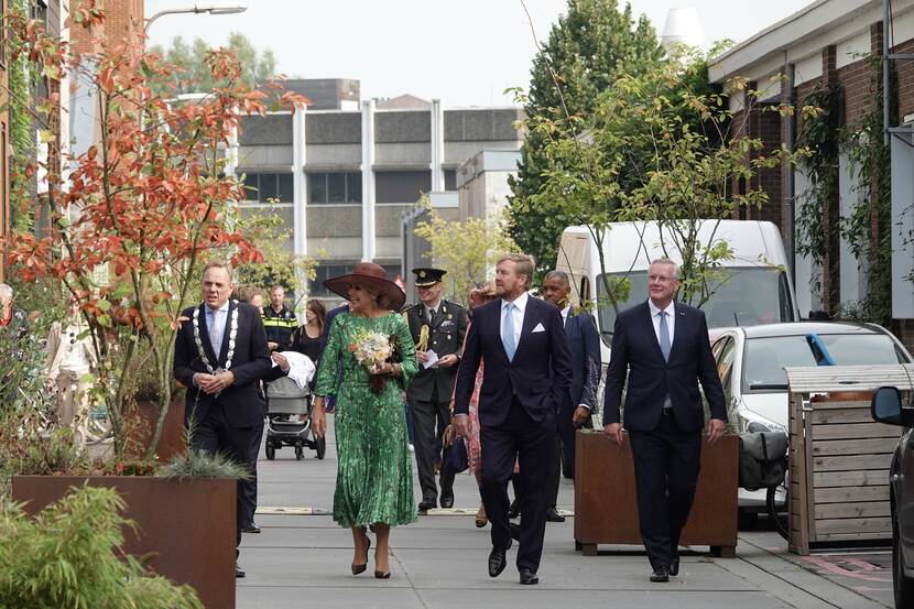 Koning Willem-Alexander en Koningin Máxima samen met de burgemeester van Deventer en anderen.