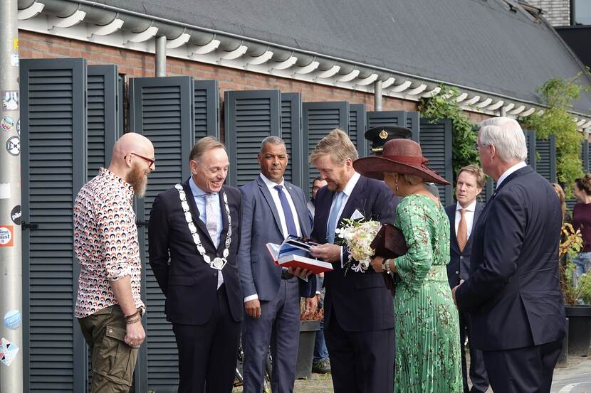 Het koninklijk paar in gesprek met de burgemeester van Deventer en anderen