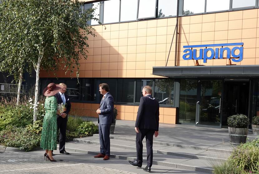 Koninklijk Paar voor de fabriek van Koninklijke Auping in Deventer.