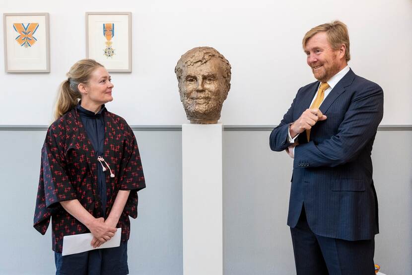 Koning Willem-Alexander met kunstenares Jikke van Loon.