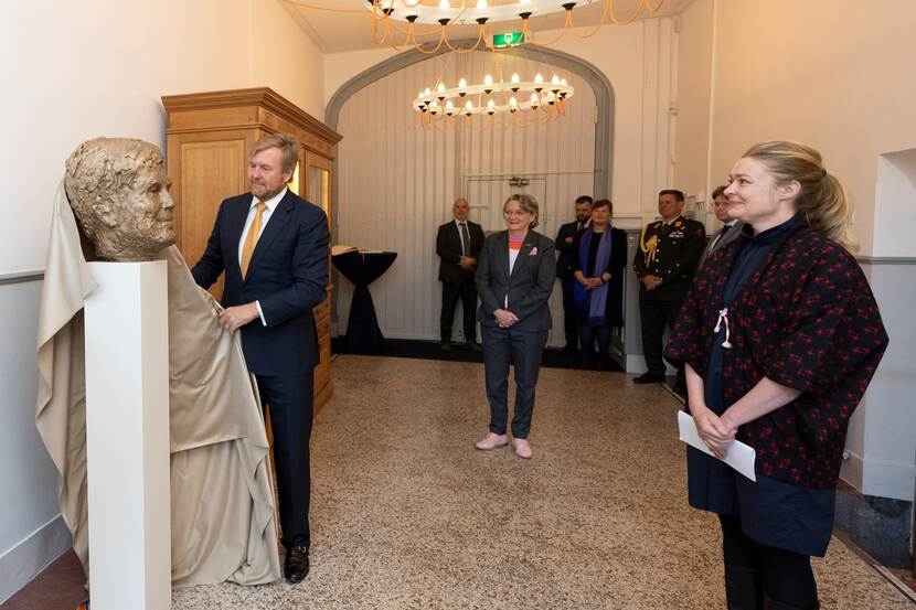 Koning Willem-Alexander onthult een beeld van kunstenares Jikke van Loon.