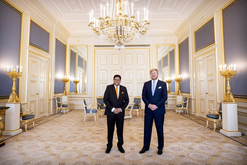 Koning Willem-Alexander ontvangt president Santokhi