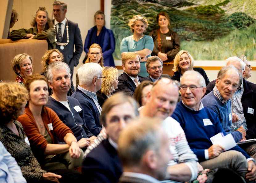 Koning Willem-Alexander bezoekt een bijeenkomst voor bewonerscollectieven.