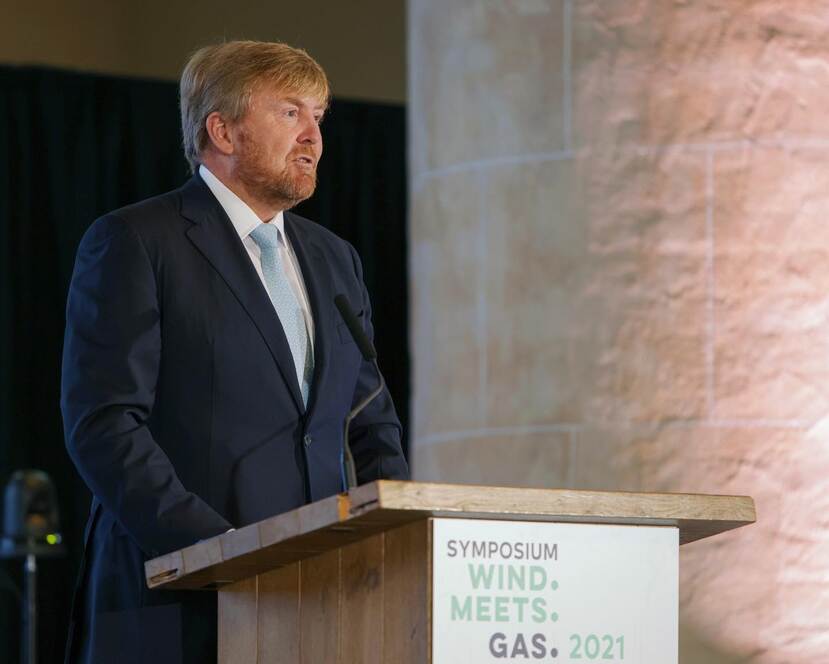 Koning Willem-Alexander houdt een openingswoord bij het symposium van Wind meets Gas.