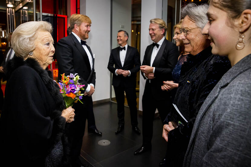 Koning Willem-Alexander en Prinses Beatrix met anderen