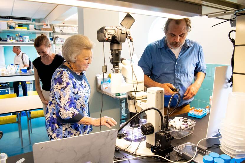 Prinses Beatrix in een laboratorium