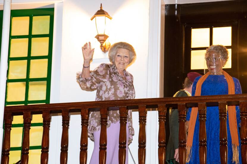 Prinses Beatrix met de Gouverneur van Curaçao, Lucille George-Wout.