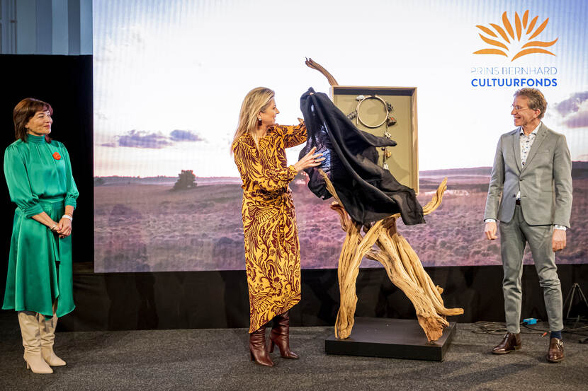 Koningin Máxima reikt de Prins Bernhard Cultuurfonds Prijs 2021 uit aan IVN Natuureducatie.