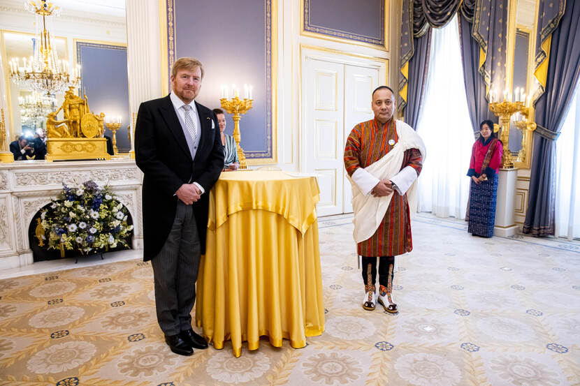 Koning Willem-Alexander ontvangt de geloofsbrieven van de ambassadeur van het Koninkrijk Bhutan, Z.E. Tshering Gyaltshen Penjor.