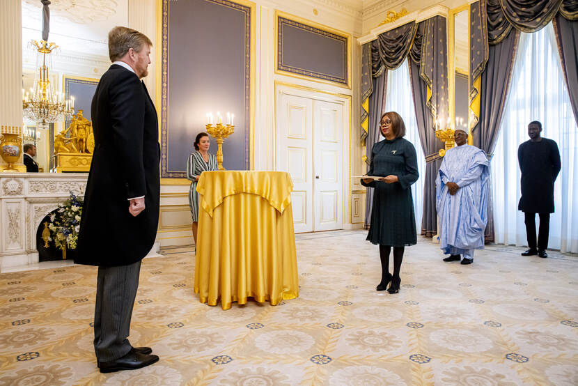 Koning Willem-Alexander ontvangt de geloofsbrieven van de ambassadeur van Jamaica, H.E. Symone Marie Betton-Nayo.