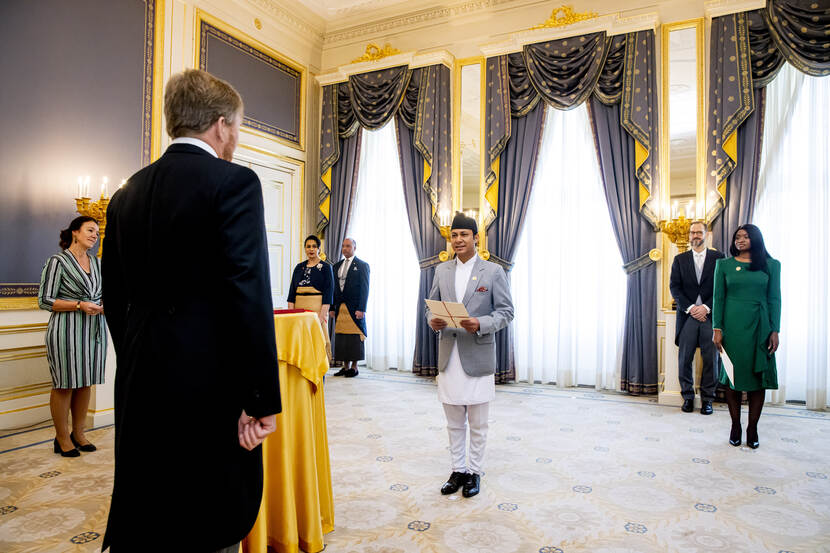 Koning Willem-Alexander ontvangt de geloofsbrieven van de ambassadeur van Nepal, Z.E. Gahendra Rajbhandari.