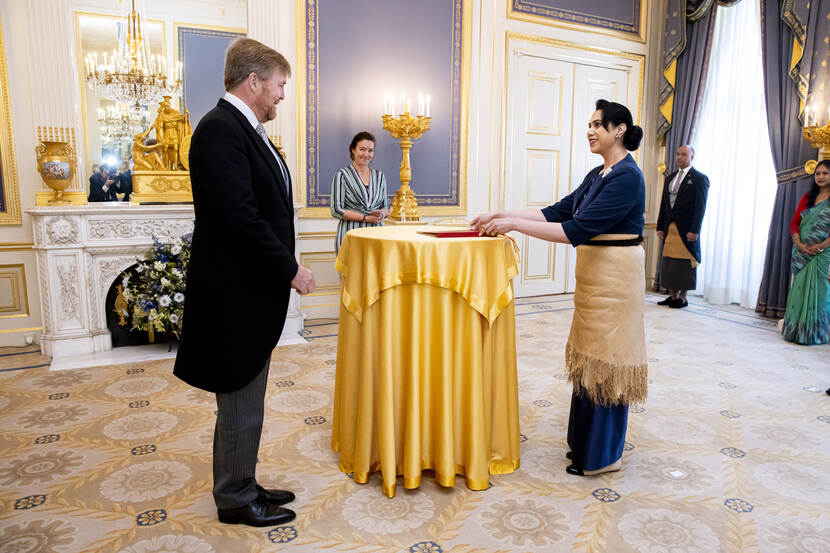 Koning Willem-Alexander ontvangt de geloofsbrieven van de ambassadeur van het Koninkrijk Tonga, H.E. Titilupe Fanetupouvava’u Tu’ ivakanõ.