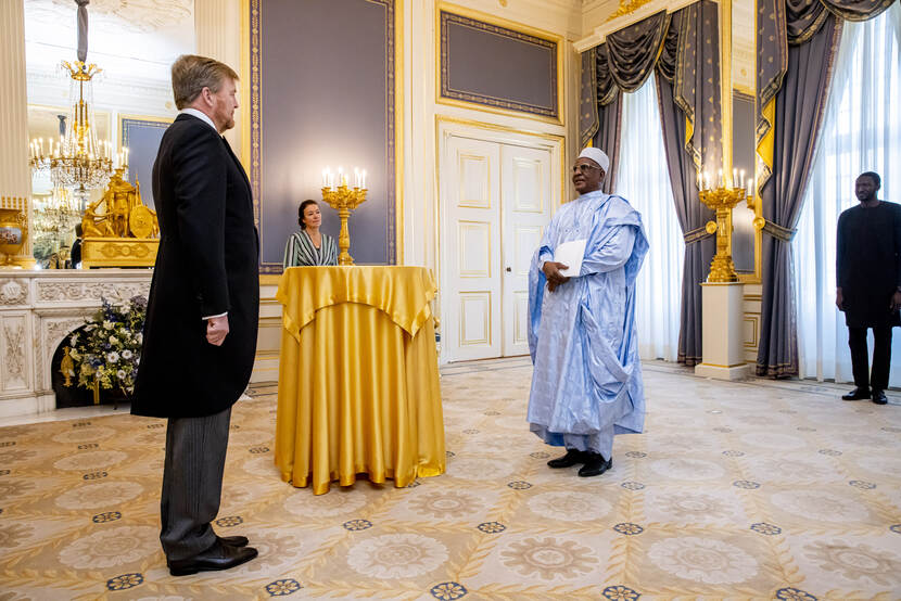 Koning Willem-Alexander ontvangt de geloofsbrieven van de ambassadeur van de Republiek Tsjaad, Z.E. Eusèbe Agbangla.