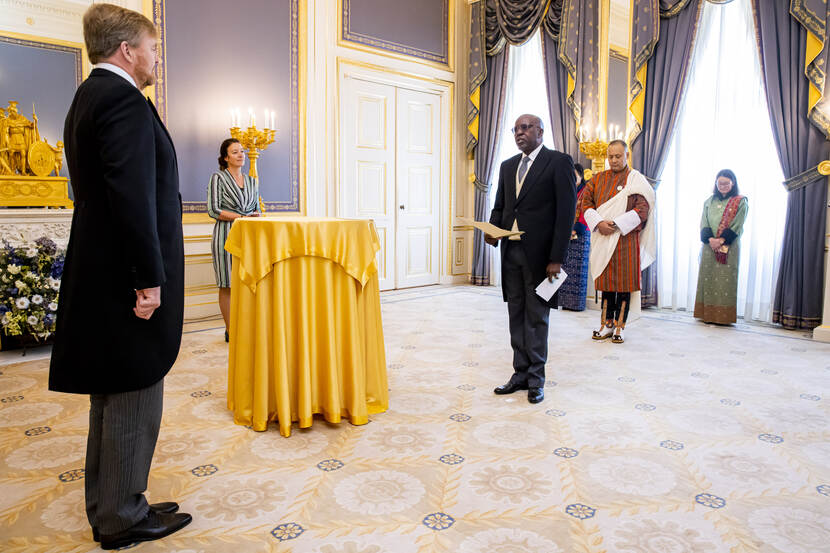 Koning Willem-Alexander ontvangt de geloofsbrieven van de ambassadeur van de Republiek Zimbabwe, Z.E. Ammon Mutembwa.