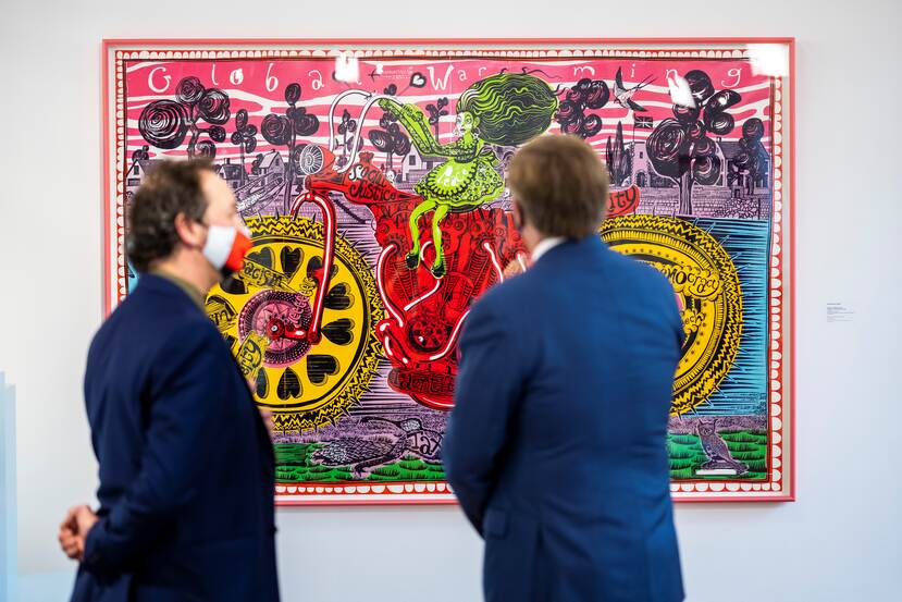Koning Willem-Alexander bezoekt de tentoonstelling van Erasmusprijswinnaar Grayson Perry.