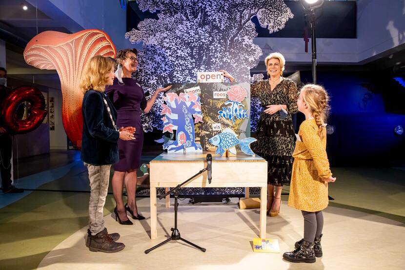 Prinses Laurentien opent in het Nationaal Onderwijsmuseum de tentoonstelling ‘boom roos vis, over leren lezen en leesplezier’.