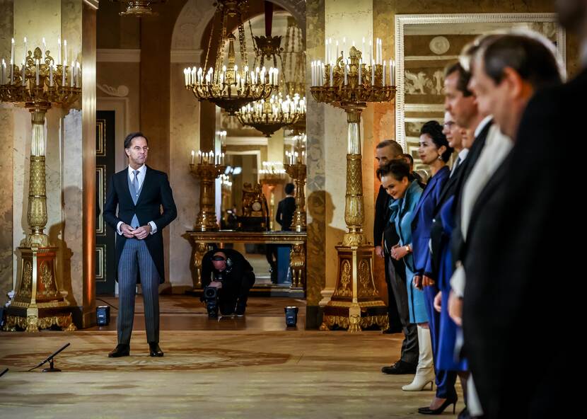 De nieuwe ministers en staatssecretarissen worden ten overstaan van de Koning beëdigd in de Grote Balzaal van Paleis Noordeinde.