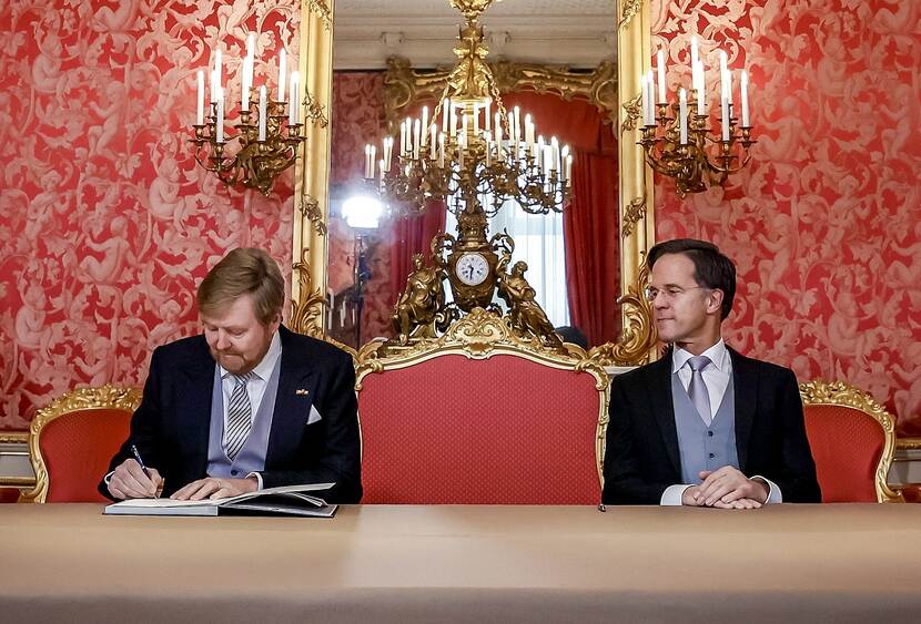 Koning Willem-Alexander ondertekent De Koninklijke Besluiten.