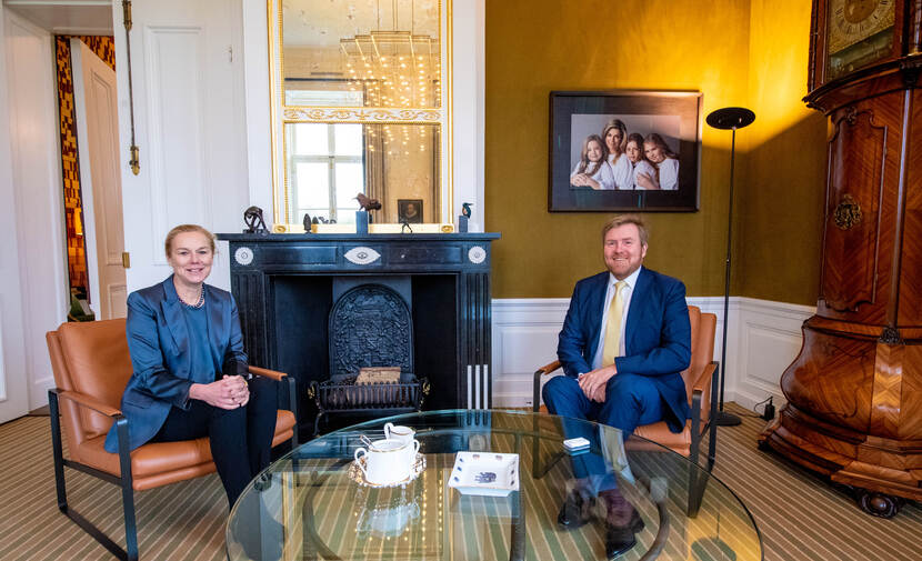 Koning Willem-Alexander ontvangt op Paleis Huis ten Bosch minister Kaag van Financiën