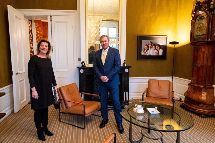 Koning Willem-Alexander ontvangt op Paleis Huis ten Bosch minister Van der Wal-Zeggelink voor Natuur en Stikstof.