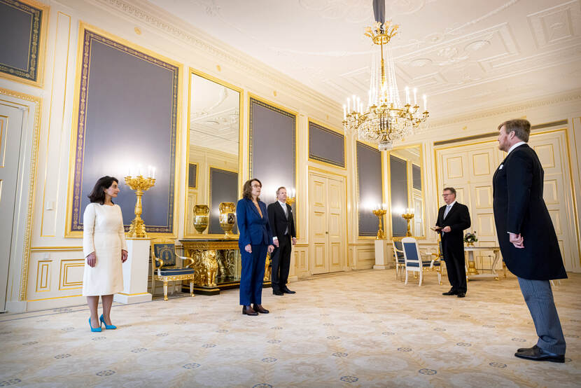 Koning beëdigt 3 staatsraden