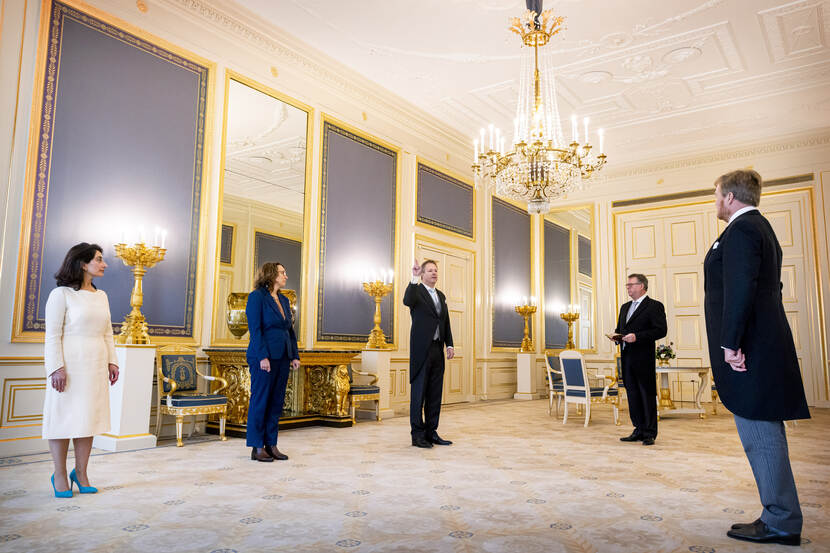 Koning beëdigt 3 staatsraden