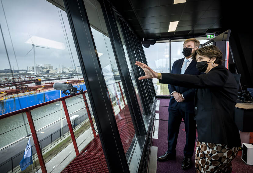 Koning Willem-Alexander opent Zeesluis IJmuiden