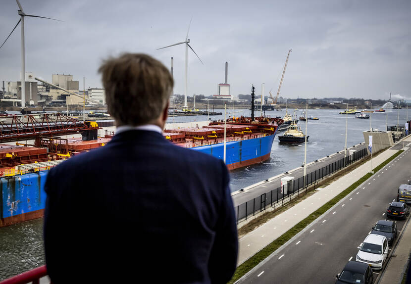 Koning Willem-Alexander opent Zeesluis IJmuiden
