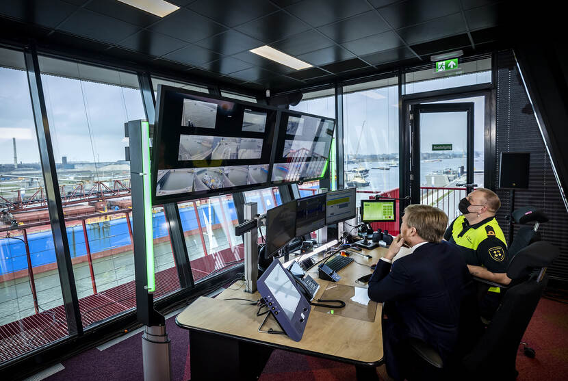 Koning Willem-Alexander opent Zeesluis IJmuiden