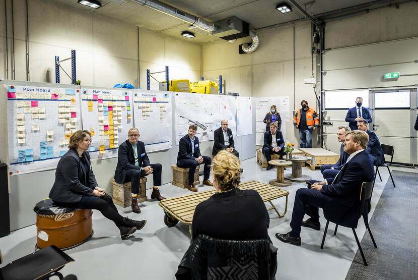 Koning Willem-Alexander opent Zeesluis IJmuiden