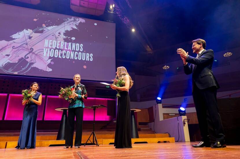 Prins Constantijn reikt de Oskar Back Prijs uit na de finale van het Nederlands Vioolconcours.