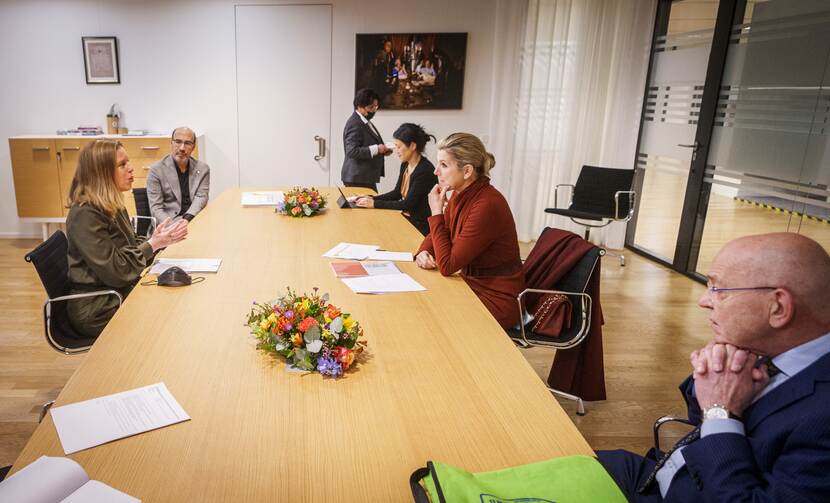 Koningin Máxima in gesprek met de minister voor Armoedebeleid, Participatie en Pensioenen, Carola Schouten over de aanpak van problematische schulden.
