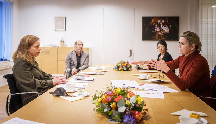 Koningin Máxima in gesprek met de minister voor Armoedebeleid, Participatie en Pensioenen, Carola Schouten over de aanpak van problematische schulden.