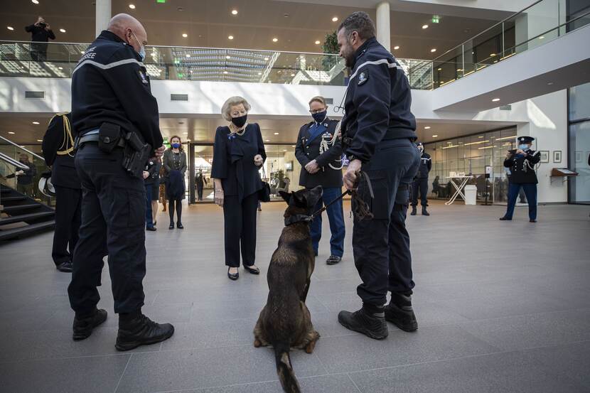 Prinses Beatrix brengt een werkbezoek aan de Koninklijke Marechaussee.
