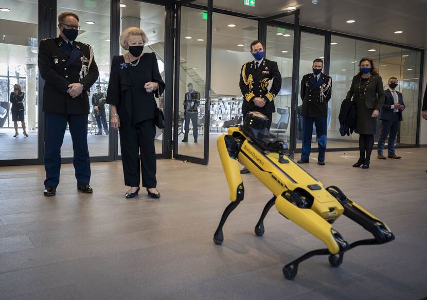 Prinses Beatrix brengt een werkbezoek aan de Koninklijke Marechaussee.