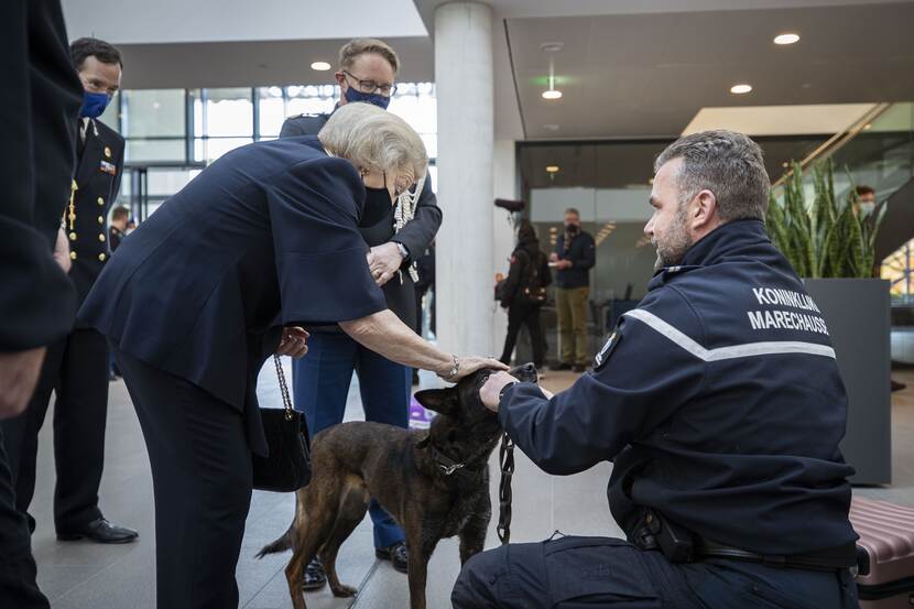 Prinses Beatrix brengt een werkbezoek aan de Koninklijke Marechaussee.