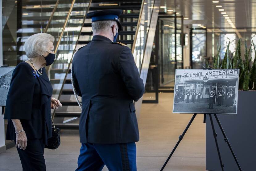 Prinses Beatrix brengt een werkbezoek aan de Koninklijke Marechaussee.