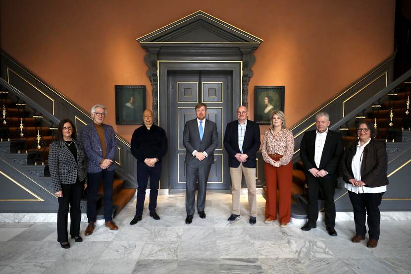 Koning Willem-Alexander spreekt met twee overlevenden en vier nabestaanden van de Herculesramp.