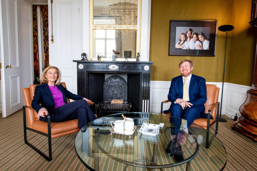 De Koning maakt kennis met minister Adriaansens van Economische Zaken en Klimaat op Paleis Huis ten Bosch.